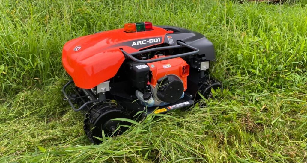 ㈱クボタ製 ARC-501 クボタラジコン草刈機が草地を刈払いしている様子